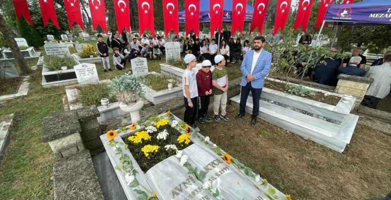 Eski bakan Avni Akyol vefatının 24. yılında mezarı başında anıldı