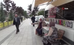 5 tır dolusu kitabı bulunan öğretim üyesinin kitapları konutuna sığmadı sokağa taştı