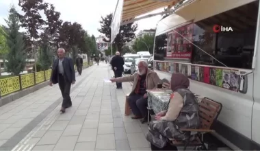 5 tır dolusu kitabı bulunan öğretim üyesinin kitapları konutuna sığmadı sokağa taştı