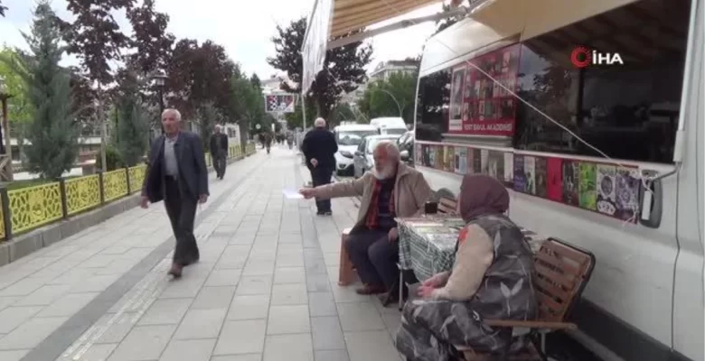 5 tır dolusu kitabı bulunan öğretim üyesinin kitapları konutuna sığmadı sokağa taştı