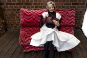 88 yaşındaki oyuncu Maggie Smith ünlü markanın yüzü oldu