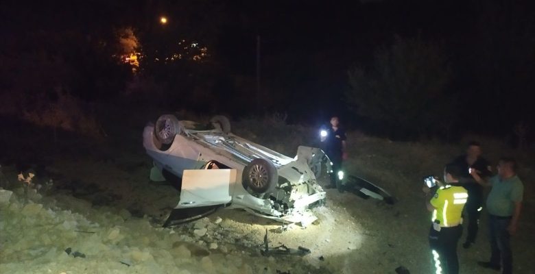 Adıyaman’ın Besni ilçesinde araba şarampole devrildi, 4 kişi yaralandı