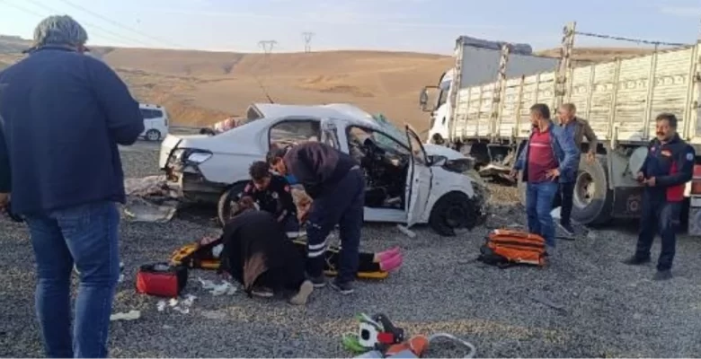 Ağrı’da Araba ile Kamyon Çarpıştı: 2 Meyyit, 3 Yaralı