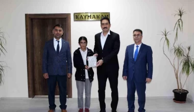 Ağrı’da bursluluk imtihanında derece yapan öğrenciler Kaymakam’ı ziyaret etti