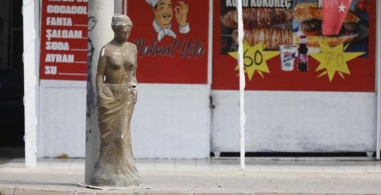Altın Portakal’ın simgesi ‘Venüs’, yol kenarına süs yapıldı