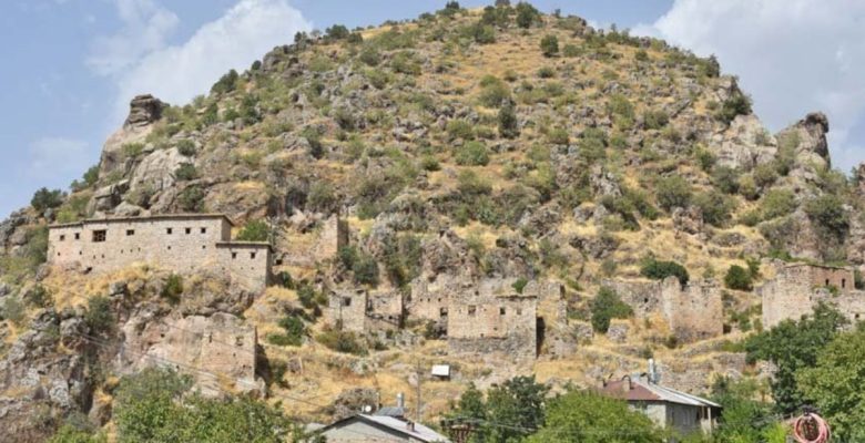 Çukurca’nın tarihi kale konutları turizme kazandırılıyor