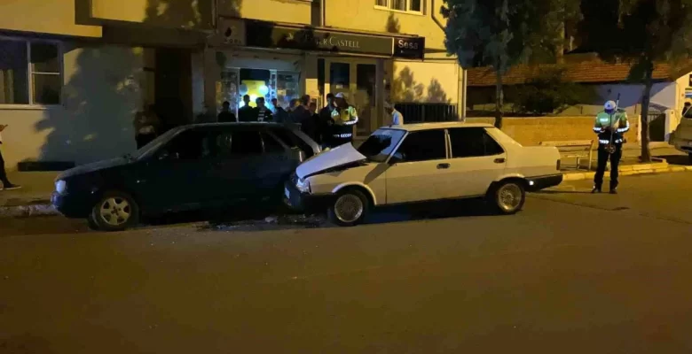 Edirne’de park halindeki araca çarpan arabada 2 kişi yaralandı