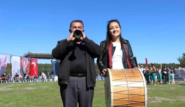 Erzincan’da 33 Yıllık Zurnacı İstek Sel’in Kızı Seda Sel Babasıyla Birlikte Davul Çalıyor