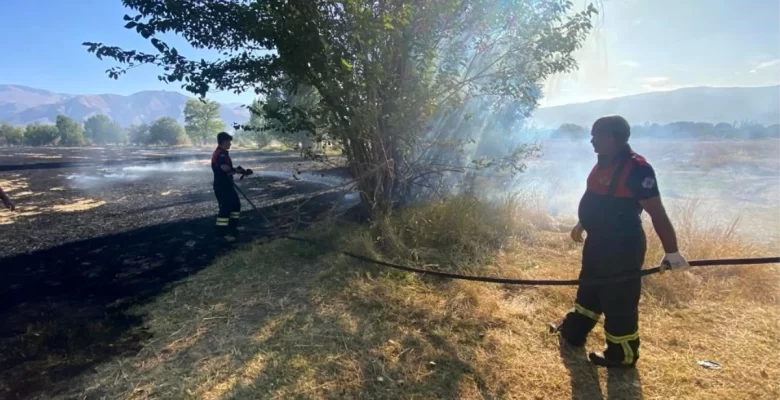 Erzincan’da çıkan ot yangınları itfaiye tarafından söndürüldü