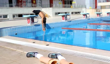 Evvel tekerlekli sandalyeden kurtuldu, artık yüzerek hayata tutundu