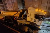 Hafriyat kamyonu polis aracına çarpıp kaçtı: 2 polis yaralı