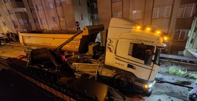 Hafriyat kamyonu polis aracına çarpıp kaçtı: 2 polis yaralı