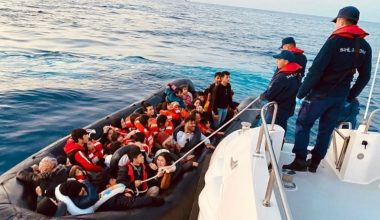İzmir’de Türk karasularına itilen 113 göçmen kurtarıldı