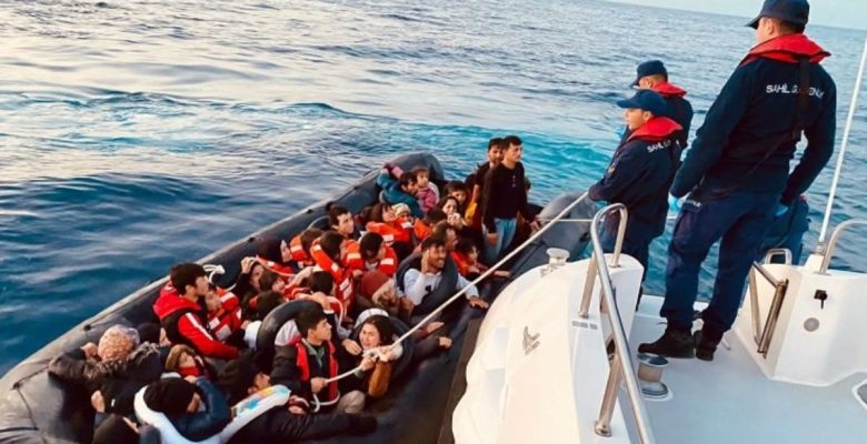 İzmir’de Türk karasularına itilen 113 göçmen kurtarıldı