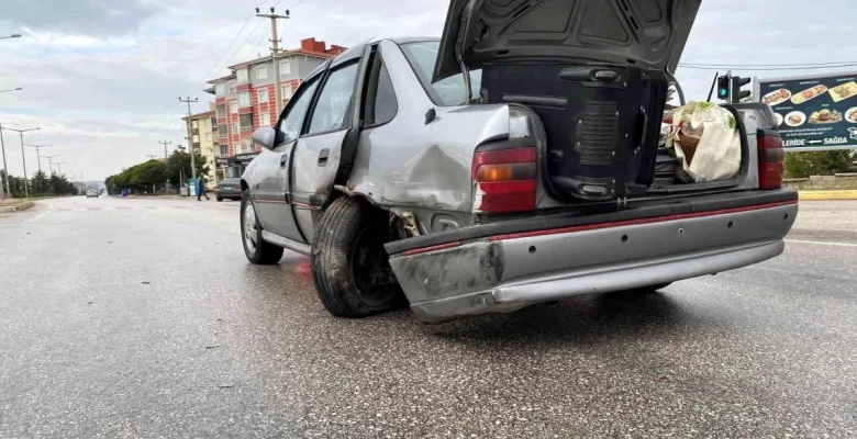 Konya’da Üniversiteye Giden Ailenin Bulunduğu Arabaya Geriden Çarpma