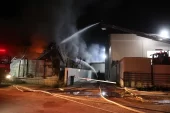 Manisa’da bir kauçuk fabrikasında çıkan yangın denetim altına alındı