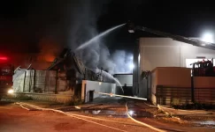Manisa’da bir kauçuk fabrikasında çıkan yangın denetim altına alındı