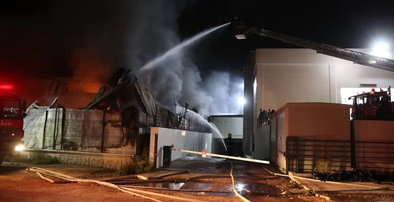 Manisa’da bir kauçuk fabrikasında çıkan yangın denetim altına alındı