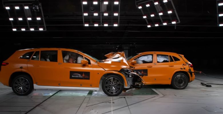 Mercedes iki elektrikli arabasını baş başa çarpıştırdı