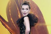 “Stranger Things” takımından dizinin yıldızı Millie Bobby Brown’a karşılık geldi
