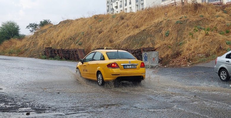 Tekirdağ!da sağanak! 10 dakikada yollar dereye döndü…