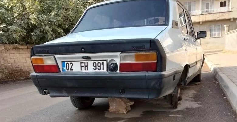 Adıyaman’da Park Halindeki Arabanın Tekeri Çalındı