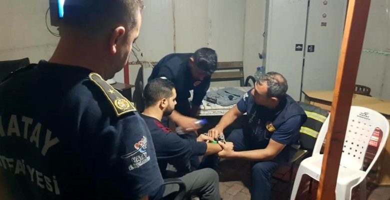 Antakya İtfaiyesi, Şahsın Bileğinde Sıkışan Kelepçeyi Çıkarttı