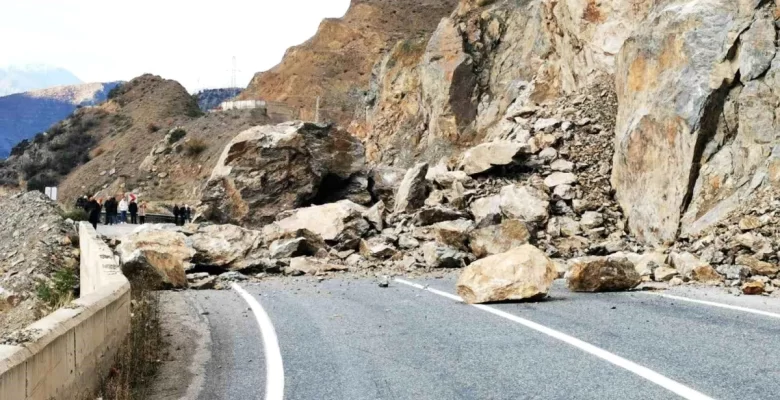 Artvin-Ardahan Karayolu Heyelan Nedeniyle Ulaşıma Kapandı