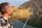 Artvin’de baraj suları altında kalan ilçede olta balıkçılığı başladı