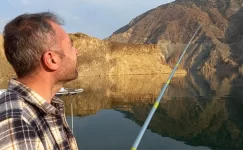 Artvin’de baraj suları altında kalan ilçede olta balıkçılığı başladı