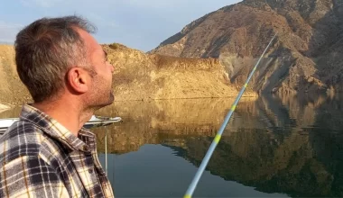 Artvin’de baraj suları altında kalan ilçede olta balıkçılığı başladı