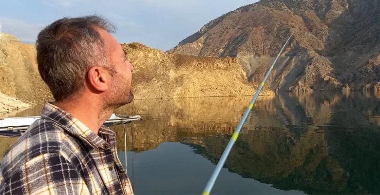 Artvin’de baraj suları altında kalan ilçede olta balıkçılığı başladı
