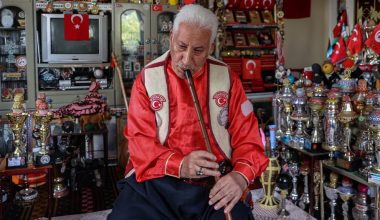 Aşık Mahrumi, anılarını konutunun odasında yaşatıyor