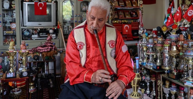 Aşık Mahrumi, anılarını konutunun odasında yaşatıyor