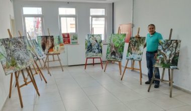 Ata’nın izindeki gazeteci Akansu İzmir’de stant açtı