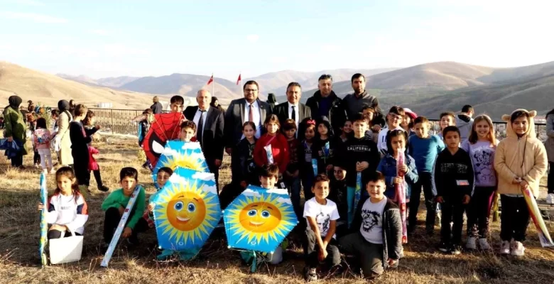 Bayburt’ta Cumhuriyet için uçurtma uçuruldu