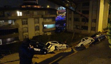 Bursa’da sağanak: 4 araç çukura düştü
