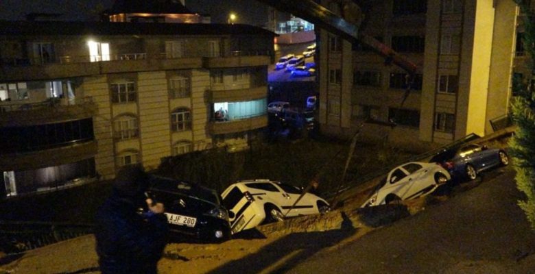Bursa’da sağanak: 4 araç çukura düştü