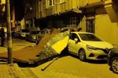 Çatılar uçtu, ağaçlar devrildi… Lodos yürütmedi!