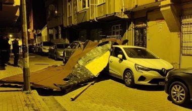 Çatılar uçtu, ağaçlar devrildi… Lodos yürütmedi!