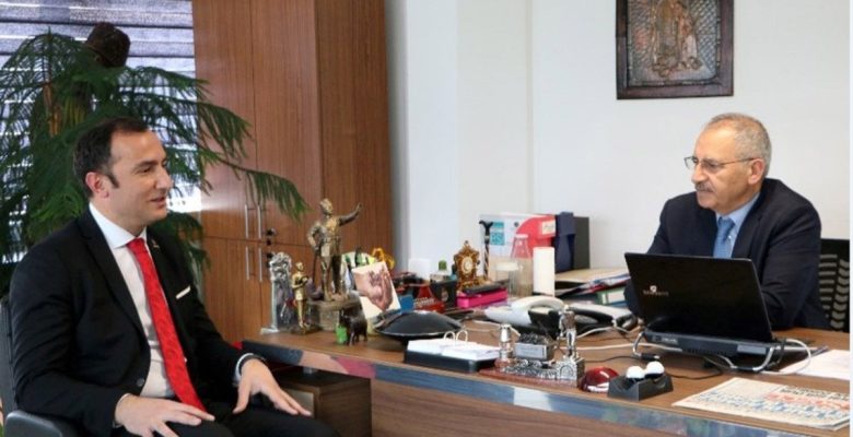 Cephede silahsız çaba eden asker durumundalar