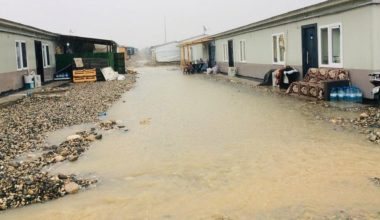 Depremzede su altında, lider şemsiye altında