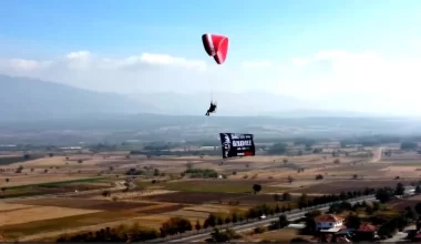 Duyduğu hasreti göklere taşıdı