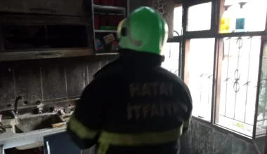Hatay’ın Yayladağı ilçesinde bir meskende yangın çıktı