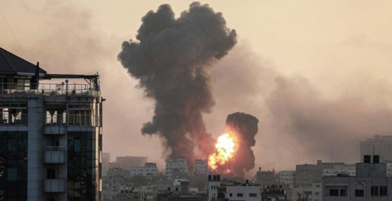 İsrail, mülteci kampındaki bir yerleşim alanını bombaladı