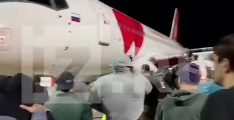 İsrail’den gelen yolcu uçağını bastılar