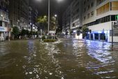 İzmir’de fırtına: Deniz taştı, caddeler ırmağa döndü