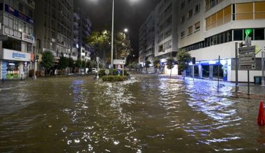 İzmir’de fırtına: Deniz taştı, caddeler ırmağa döndü