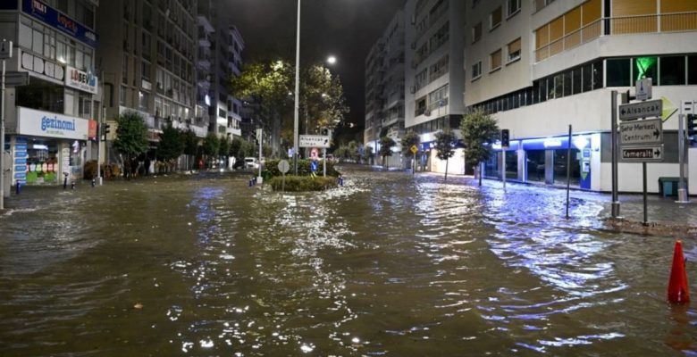 İzmir’de fırtına: Deniz taştı, caddeler ırmağa döndü