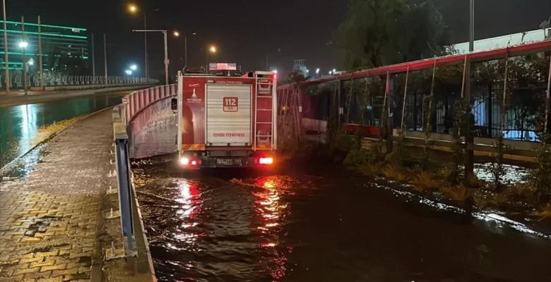 İzmir’de sağanak nedeniyle konutlar ve iş yerleri su altında kaldı